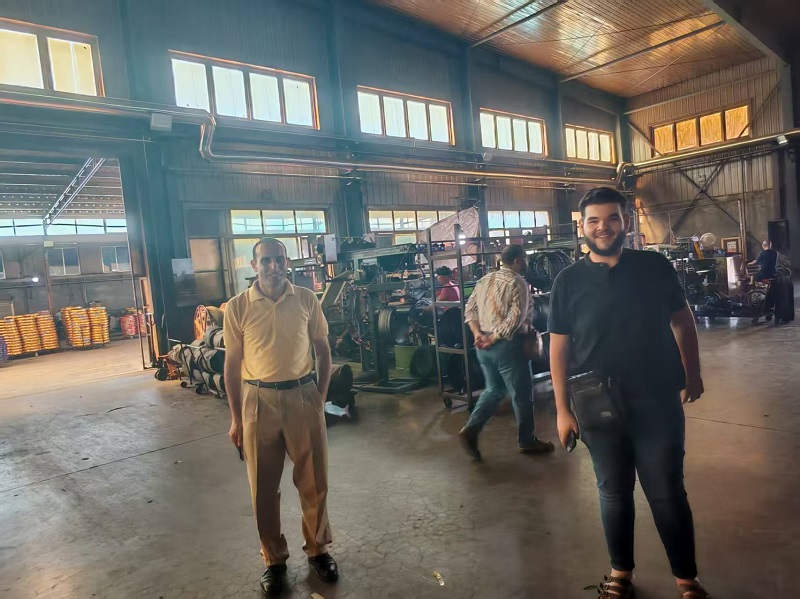 Motocyklové pneumatiky a duše získávají uznání od egyptského zákazníka během návštěvy továrny